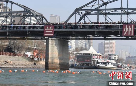 圖為活動(dòng)現(xiàn)場冬泳愛好者表演“漂游”。　楊艷敏 攝