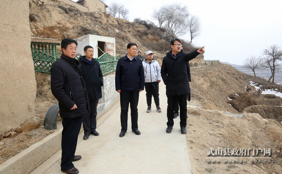 馬勤學(xué)在榆盤鎮(zhèn)督查脫貧攻堅(jiān)等工作