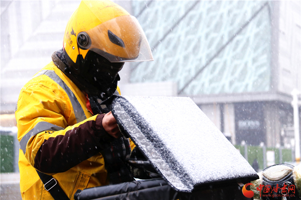 2020年第一場雪巧遇“小寒” 蘭州人請收下?。ńM圖）