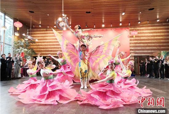 圖為雜技演員通過精湛的技藝贏得了滿堂喝彩?！「拭C省文化和旅游廳網(wǎng)站 攝