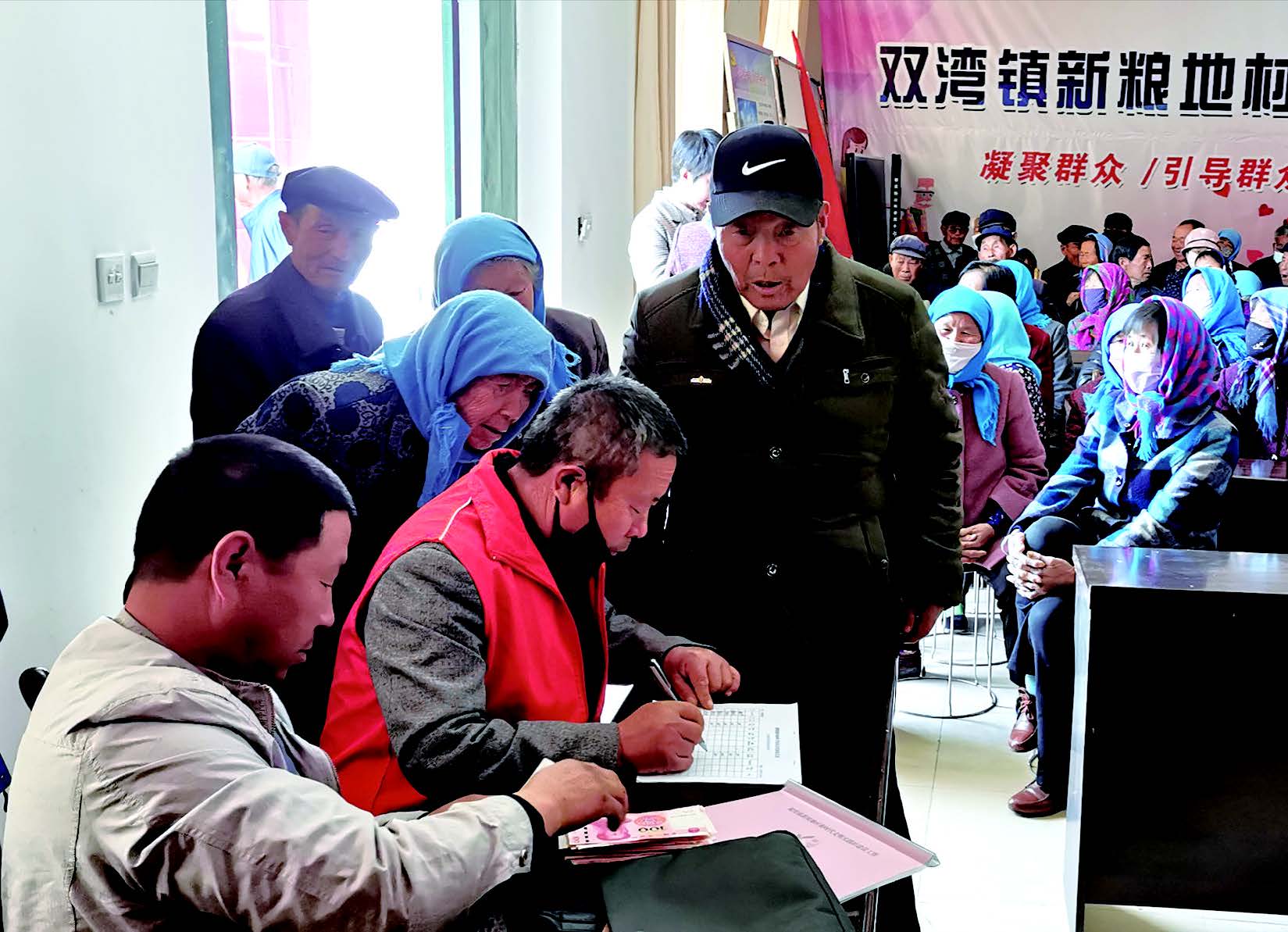 金川區(qū)雙灣鎮(zhèn)新糧地村為全村70歲以上老人發(fā)放孝善基金