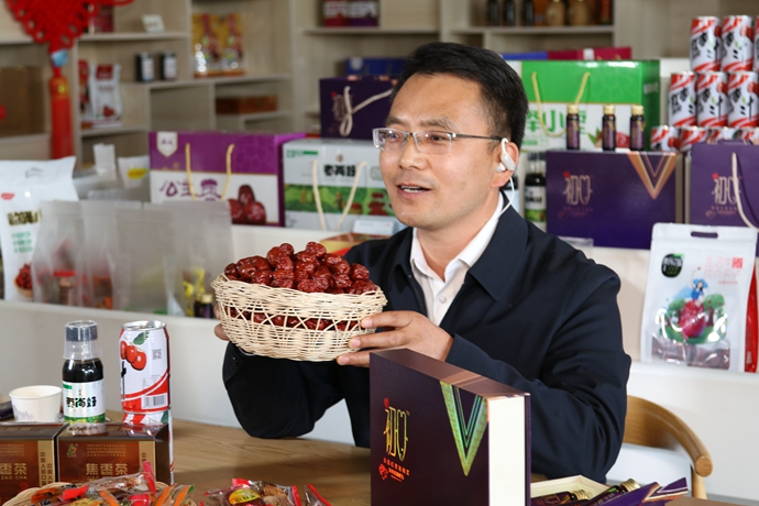 “縣長(zhǎng)直播天團(tuán)”唱響“甘貨春之聲”，售出近30種甘貨1萬余件 開進(jìn)直播間的網(wǎng)絡(luò)扶貧博覽會(huì)，受百萬網(wǎng)友點(diǎn)贊 