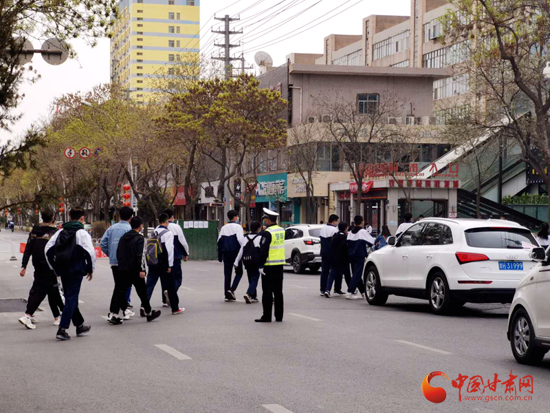 保駕護(hù)航！涼州公安交警“護(hù)學(xué)崗” 撐起“平安傘”