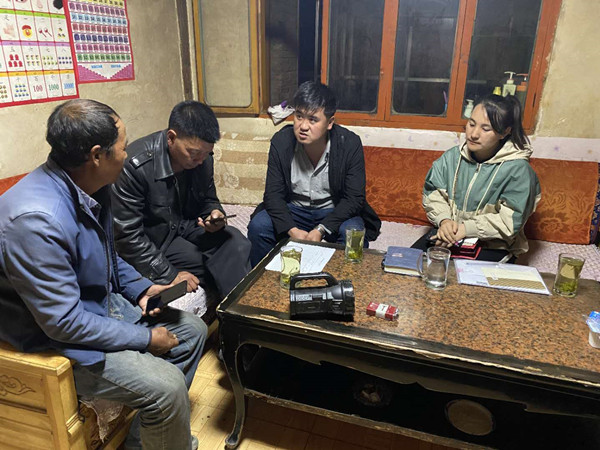 圖為木耳鎮(zhèn)紀(jì)檢干事盧建民（左三）連夜在多壩村多壩組奚連德家中了解受災(zāi)情況，排查安全隱患，并宣傳發(fā)生次生災(zāi)害的相關(guān)知識(shí)。_副本.jpg
