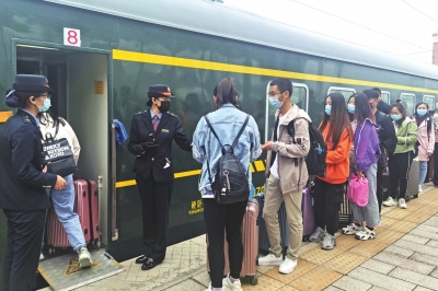 點(diǎn)對(duì)點(diǎn)復(fù)學(xué)專列從隴南開(kāi)出