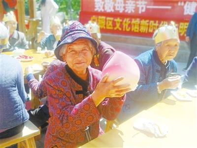 母親節(jié)，白銀“花村”擺了一場(chǎng)“敬老宴”