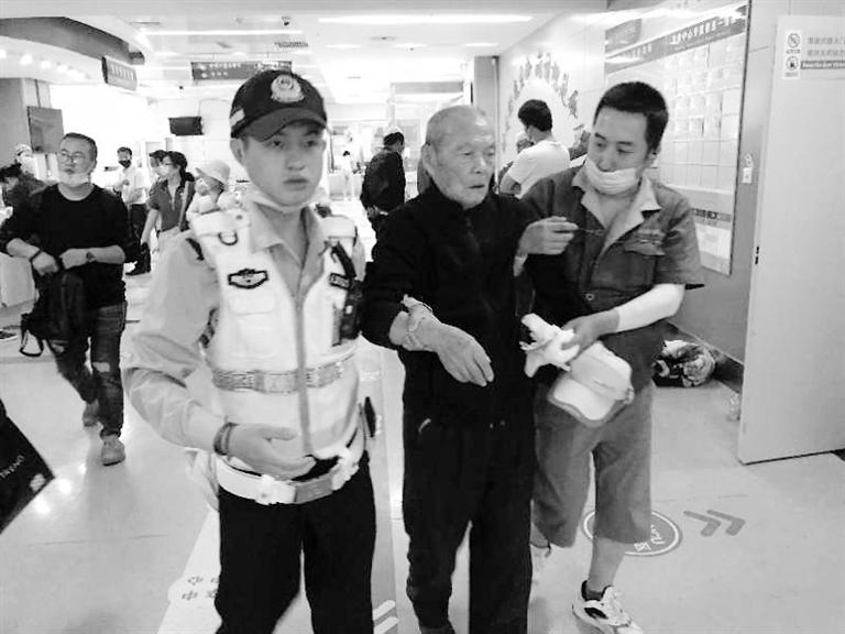 蘭州街頭最美的一次逆行！耄耋老人摔倒街頭 交警的哥合力救助3分鐘