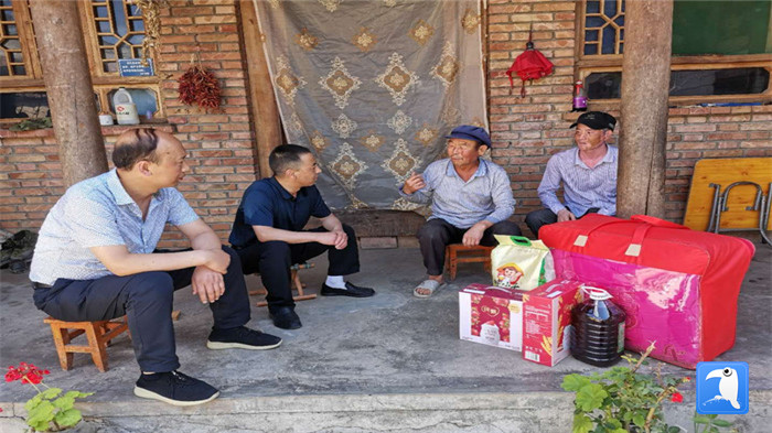 在建黨99周年來臨之際，隴南市禮縣紀委監(jiān)委在中壩鎮(zhèn)、三峪鄉(xiāng)開展“七一”慰問老黨員、困難黨員活動，為他們送去組織的關(guān)懷和節(jié)日的問候。_副本.jpg