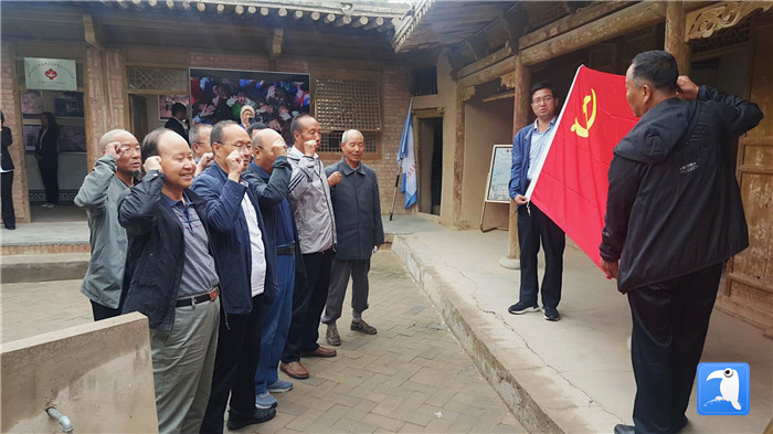 7月1日，臨夏州紀委監(jiān)委機關(guān)黨總支組織退休黨支部部分黨員前往東鄉(xiāng)縣布楞溝村史館，開展主題黨日活動。_副本.jpg