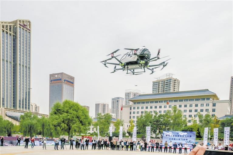 超酷、超刺激！智能駕駛飛行器在蘭載人試飛