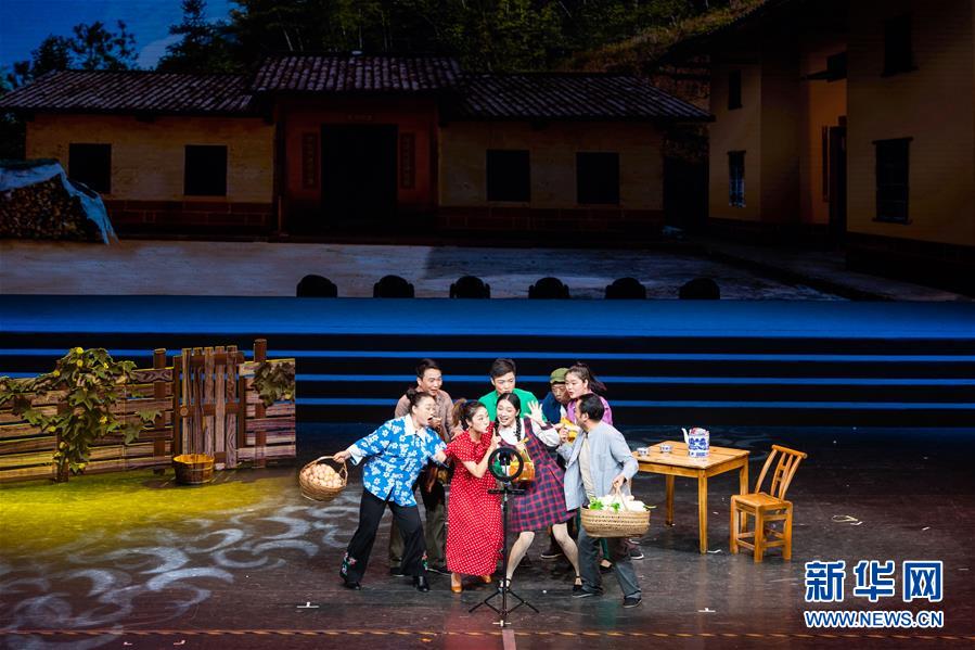 （文化）（1）2020年湖南省“歡樂瀟湘”精準(zhǔn)扶貧優(yōu)秀文藝作品展演在長沙舉行