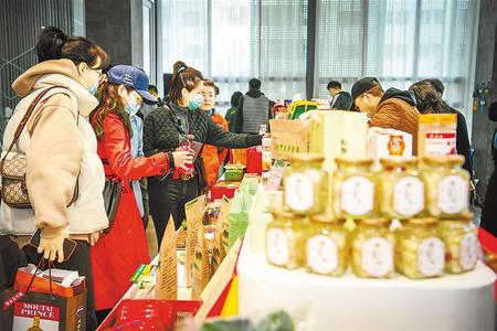 今天，在這里聽榆中的脫貧故事 ——榆中縣“脫貧攻堅宣傳周”發(fā)布活動暨脫貧攻堅主題成就展啟動側(cè)記