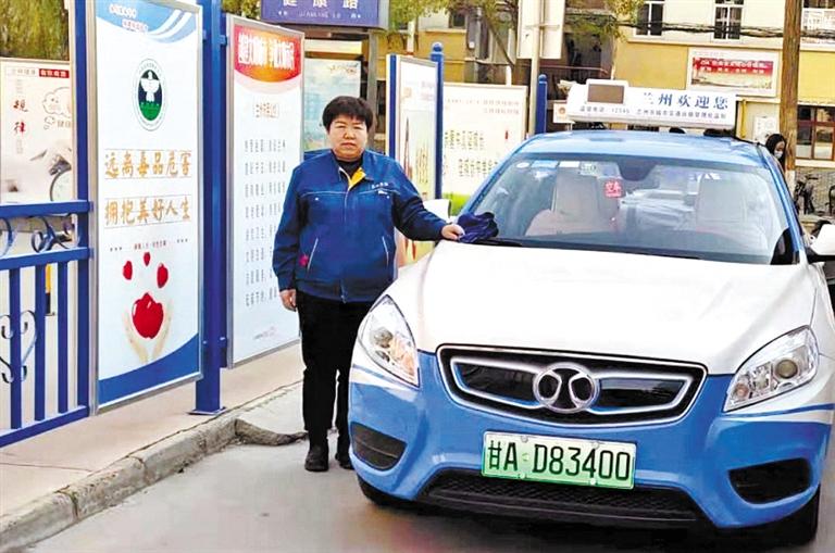 3歲女童凌晨突發(fā)急病 蘭州熱心“的姐”連闖數個紅燈送醫(yī)