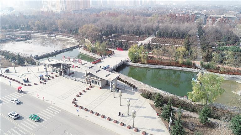 　初冬時節(jié)，臨夏市東郊公園里,楓樹、松柏、云杉等樹木色彩斑斕