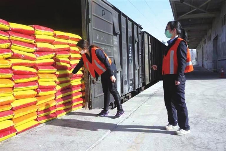 農(nóng)特產(chǎn)品“走出去” 生活物資運(yùn)進(jìn)來(lái) 蘭渝鐵路為山區(qū)經(jīng)濟(jì)發(fā)展注入“新動(dòng)能