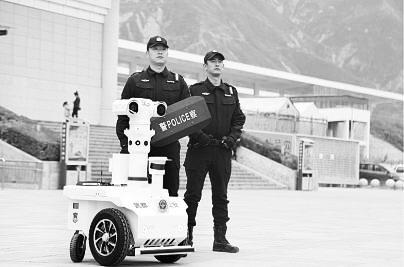 新奇！5G巡邏機(jī)器人亮相隴南武都街頭