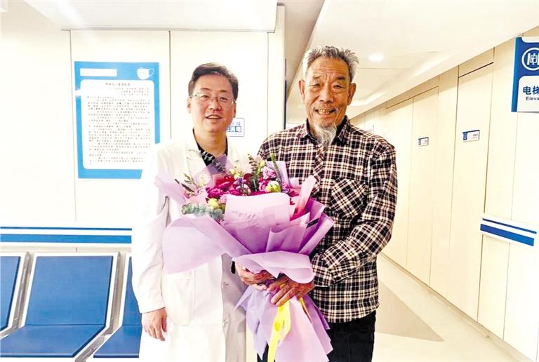 醫(yī)院免費(fèi)實(shí)施白內(nèi)障復(fù)明手術(shù) 八步沙“六老漢”唯一健在者張潤(rùn)元老人的眼睛治好了