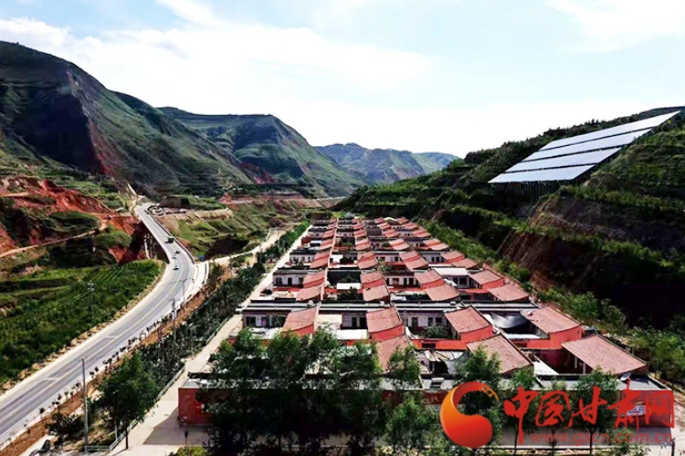 中央廣播電視總臺《擺脫貧困》欄目攝制組深入布楞溝村拍攝脫貧攻堅(jiān)專題微視頻