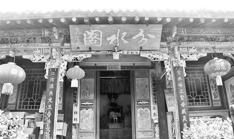 秦嶺鎮(zhèn)分水閣，一屋檐水分江河 這里可看水系奇觀，可賞連翹花海