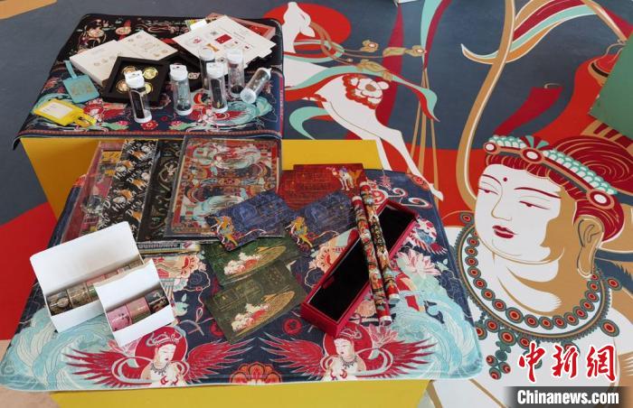60余類敦煌主題的文創(chuàng)產(chǎn)品讓人愛不釋手?！《∷?攝