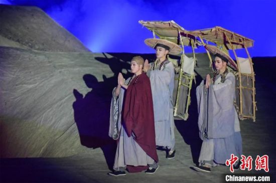 圖為演出現(xiàn)場，該劇獨(dú)創(chuàng)360度旋轉(zhuǎn)并前后移動(dòng)觀眾席，顛覆傳統(tǒng)劇場舞臺(tái)表演模式?！⊥醣筱y 攝