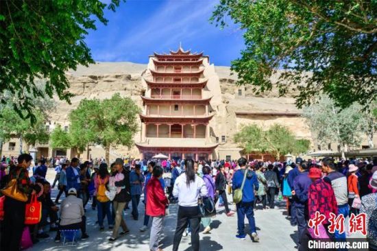 中國農(nóng)歷四月初八，敦煌民眾傳承歷史習(xí)俗，前往莫高窟燒香禮佛、祈福。(資料圖) 王斌銀 攝