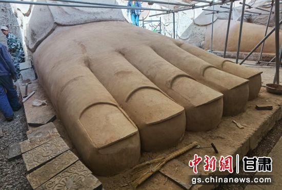 圖為中國“石窟鼻祖”天梯山石窟第13窟大佛足部與局部危巖體搶救性保護(hù)項目施工現(xiàn)場。陳曉斌 攝