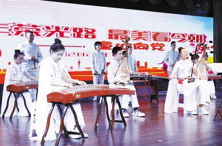 蘭州外國語學校學生創(chuàng)意豐富玩轉(zhuǎn)藝術節(jié)