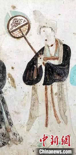 “一把小扇在手，笑對(duì)仲夏酷暑。”圖為莫高窟第468窟《執(zhí)團(tuán)扇女供養(yǎng)人》(中唐)?！《鼗脱芯吭汗﹫D