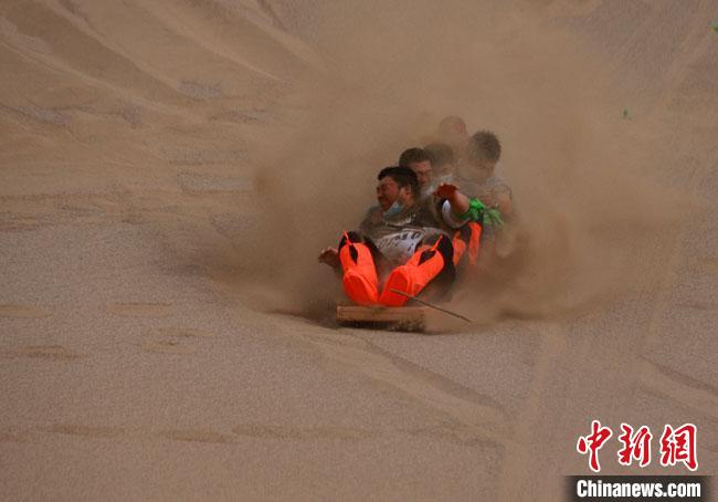 6月13日，敦煌鳴沙山月牙泉景區(qū)舉辦滑沙比賽。　馮豆 攝