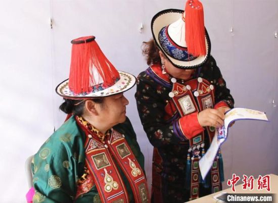 圖為用活態(tài)傳習(xí)的模式促進(jìn)裕固族非物質(zhì)文化遺產(chǎn)的保護(hù)傳承?！∈缝o靜 攝