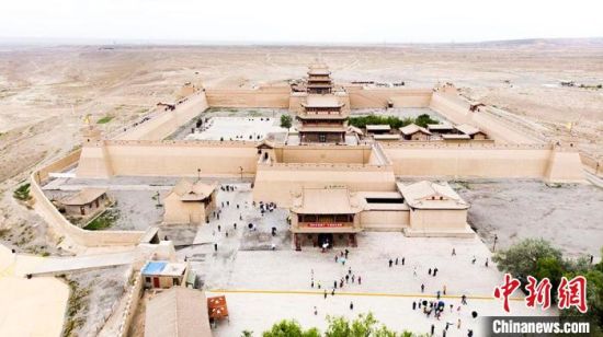 圖為7月中旬，世界文化遺產(chǎn)——嘉峪關(guān)，它是中國(guó)明代萬里長(zhǎng)城的西端起點(diǎn)。　高展　攝