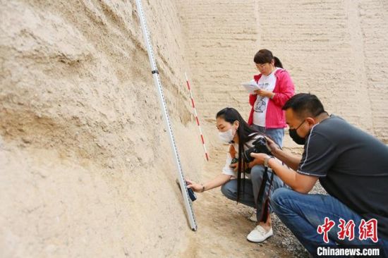 科技保護(hù)讓長(zhǎng)城價(jià)值的真實(shí)性和完整性得到有效延續(xù)和傳承。圖為文物工作者正在測(cè)量關(guān)城的相關(guān)數(shù)據(jù)。　高展 攝