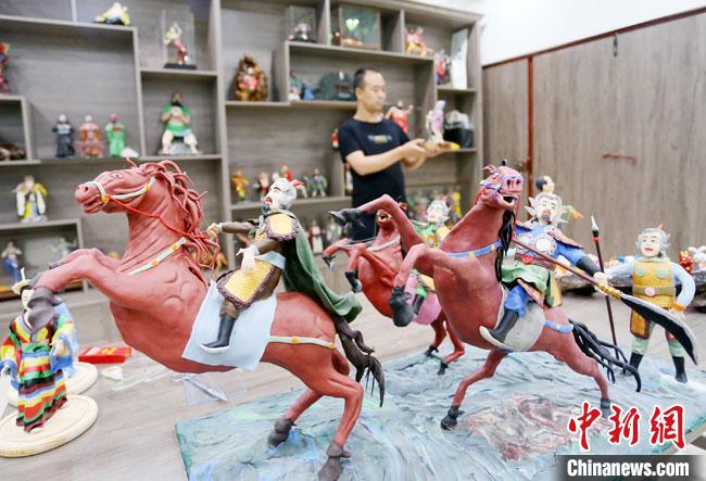 安秋平是成州面塑第五代傳承人，也是當?shù)匚ㄒ粓允孛嫠苤谱鞯娜??！「哒?攝