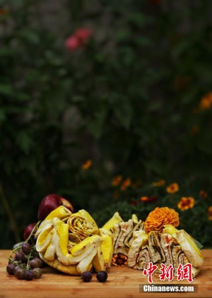 圖為做好的月餅，狀似玫瑰，切開后層層疊疊，色彩斑斕。張文 攝