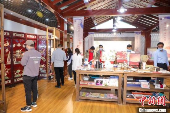 圖為甘肅“一會一節(jié)”期間，位于敦煌的天水市展館中，民眾觀賞文創(chuàng)產(chǎn)品。　甘肅省文化和旅游廳供圖