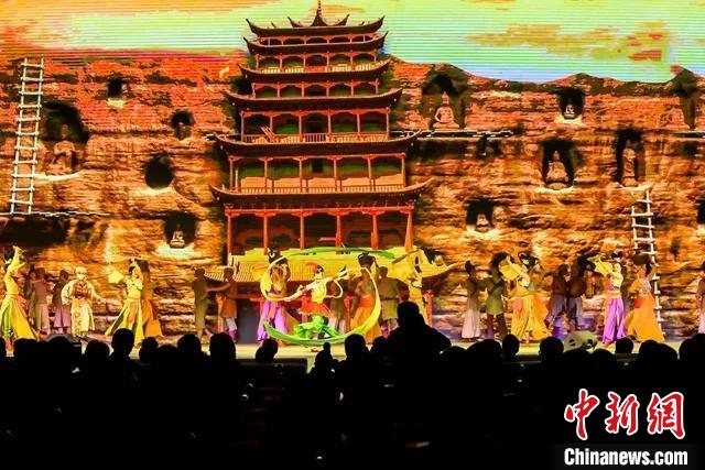 開幕式文藝展示“相約敦煌”，通過數(shù)字技術(shù)將莫高窟“搬到”演出現(xiàn)場(chǎng)。　甘肅省文化和旅游廳供圖