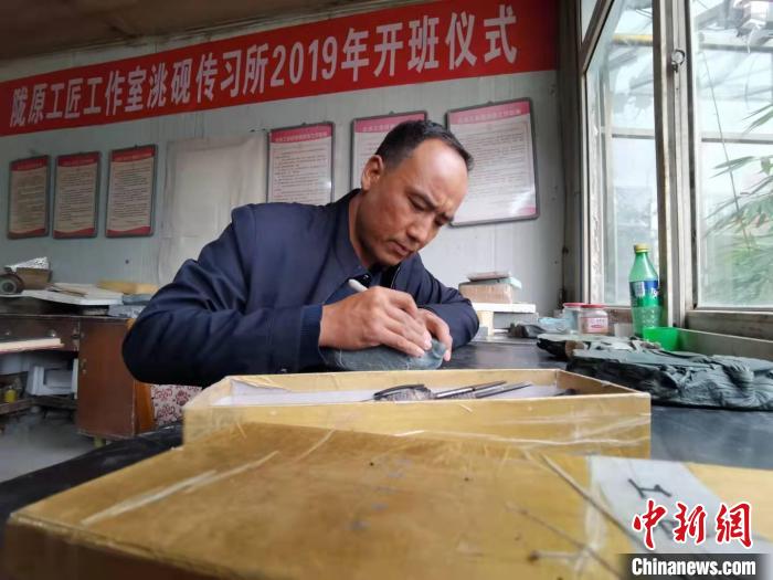 甘肅卓尼洮硯融合文化提升內(nèi)涵：不只一硯一銘，還要一盒一拓