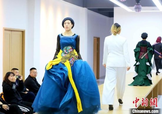 東鄉(xiāng)繡娘在T臺(tái)走秀?！「哒?攝