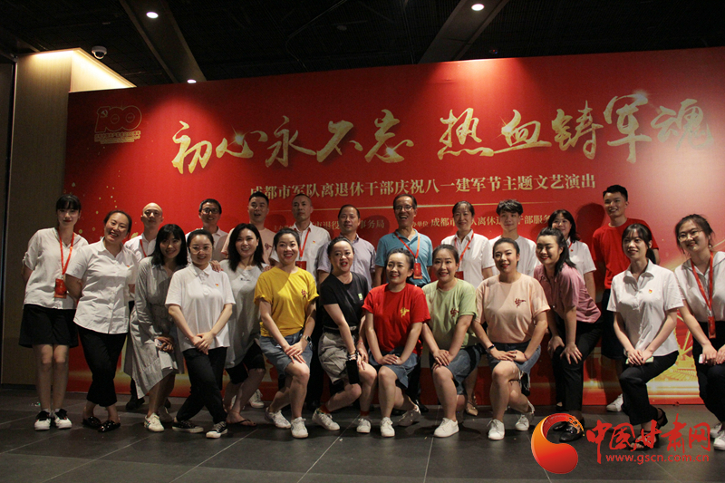 【蘭大新聞學(xué)子重走西北角】不變的軍旅情，不滅的舞臺(tái)夢(mèng)——記原成都軍區(qū)政治部戰(zhàn)旗文工團(tuán)國家一級(jí)演員楊思遠(yuǎn)