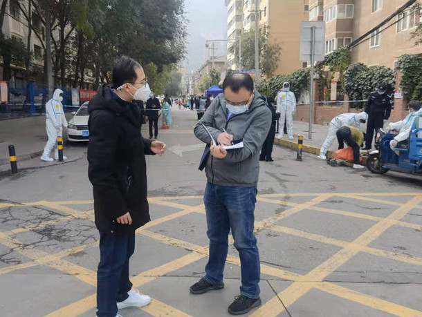 蘭州市紀委監(jiān)委干部下沉一線詳細詢問疫情防控情況。.jpg