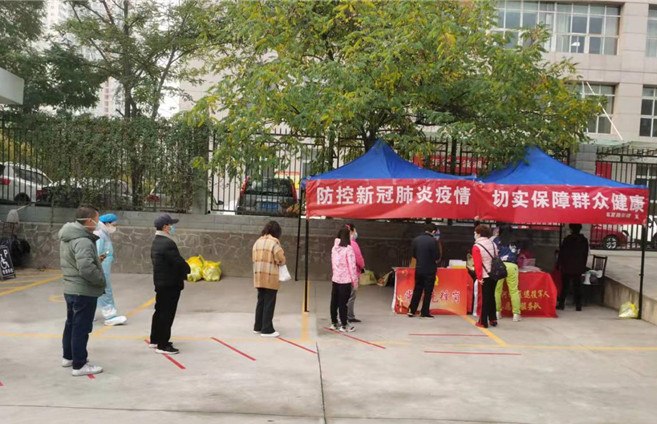 城關(guān)區(qū)紀委監(jiān)委各監(jiān)督檢查組督促各街道核酸檢測點落實“一米線”制度。.jpg