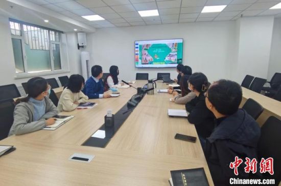 圖為甘肅教育出版社《寫給青少年的敦煌故事》叢書項(xiàng)目組，探討圖書封面設(shè)計(jì)?！￠Z姣 攝