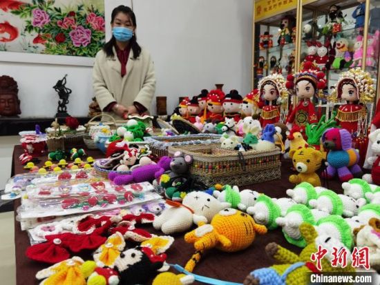 圖為隴原巧手展示手工藝品。(資料圖) 徐雪 攝