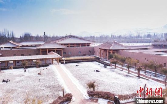 圖為雪落大漠古堡——敦煌山莊。　王斌銀 攝