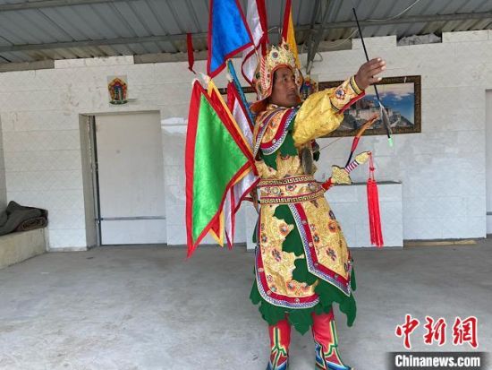 圖為完代才讓在外木村戲臺(tái)出演。　宋子昕 攝