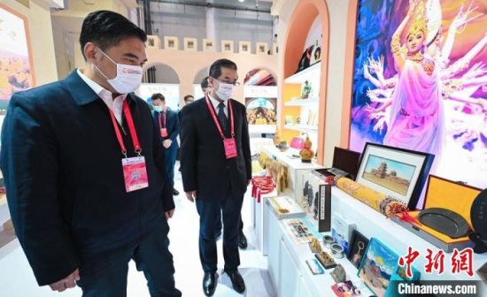 圖為甘肅省副省長孫雪濤(左)與甘肅省文化和旅游廳廳長陳衛(wèi)中(右)一同參觀“甘肅館”?！「拭C省文化和旅游廳供圖