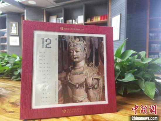 圖為徐晉林制作的敦煌題材的手工書《走進(jìn)沙漠敦煌——莫高窟與藏書票藝術(shù)》，深受讀者喜愛(ài)。　閆姣 攝