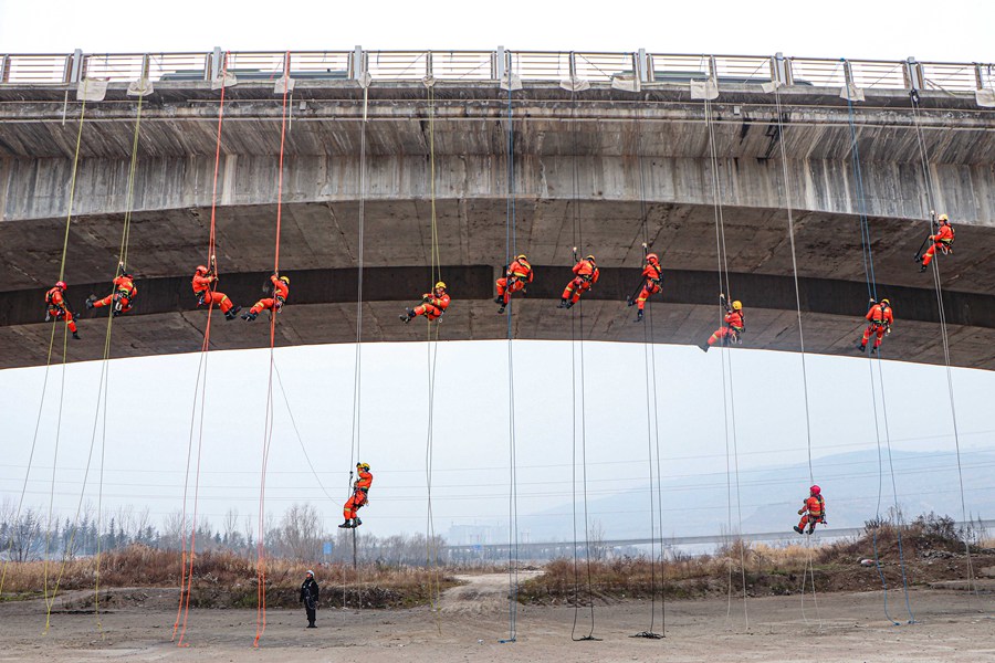 硬核！甘肅天水森林消防員百米高空練技能