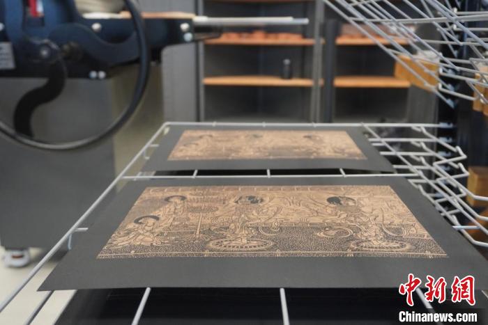 圖為徐晉林工作室制作的雕版敦煌壁畫(huà)印刷成品展示?！【琶赖┰?　攝